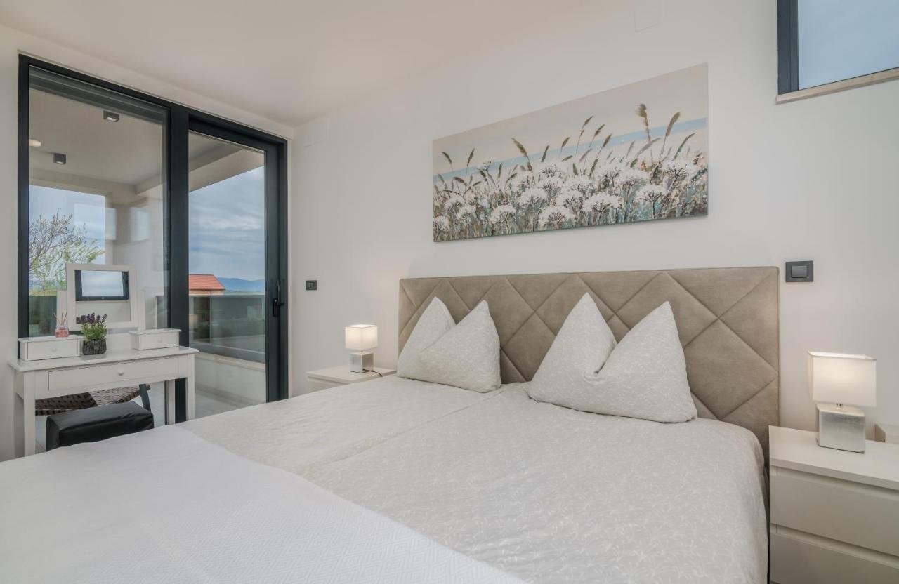Luxury Villa Weiss - Malinska - Heated Pool - Central Floor Heating In Winter Екстериор снимка