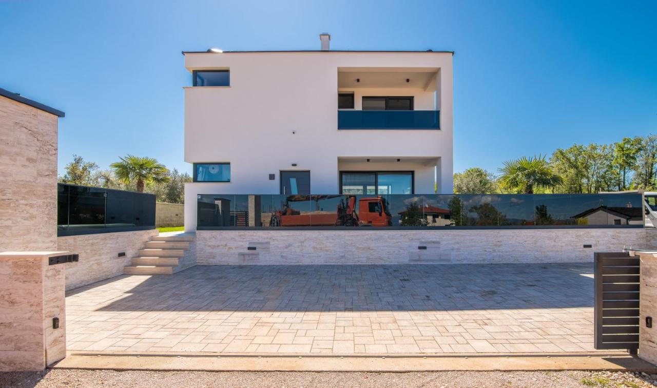 Luxury Villa Weiss - Malinska - Heated Pool - Central Floor Heating In Winter Екстериор снимка