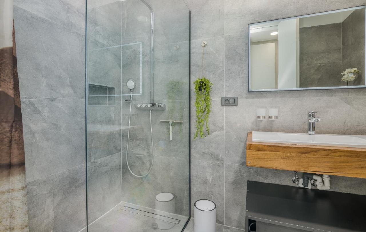 Luxury Villa Weiss - Malinska - Heated Pool - Central Floor Heating In Winter Екстериор снимка